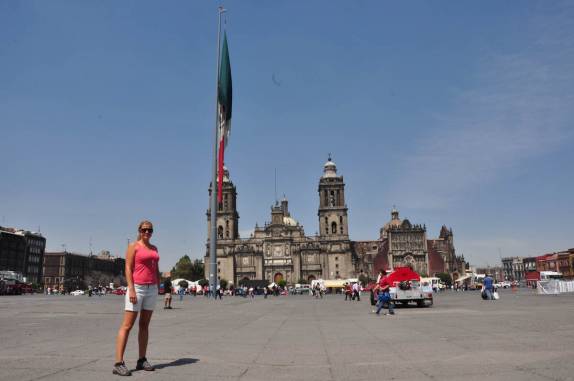 Passadem pela Zócalo, a praça central da cidade, com a Catedral ao fundo (Cidade do México, capital do país)